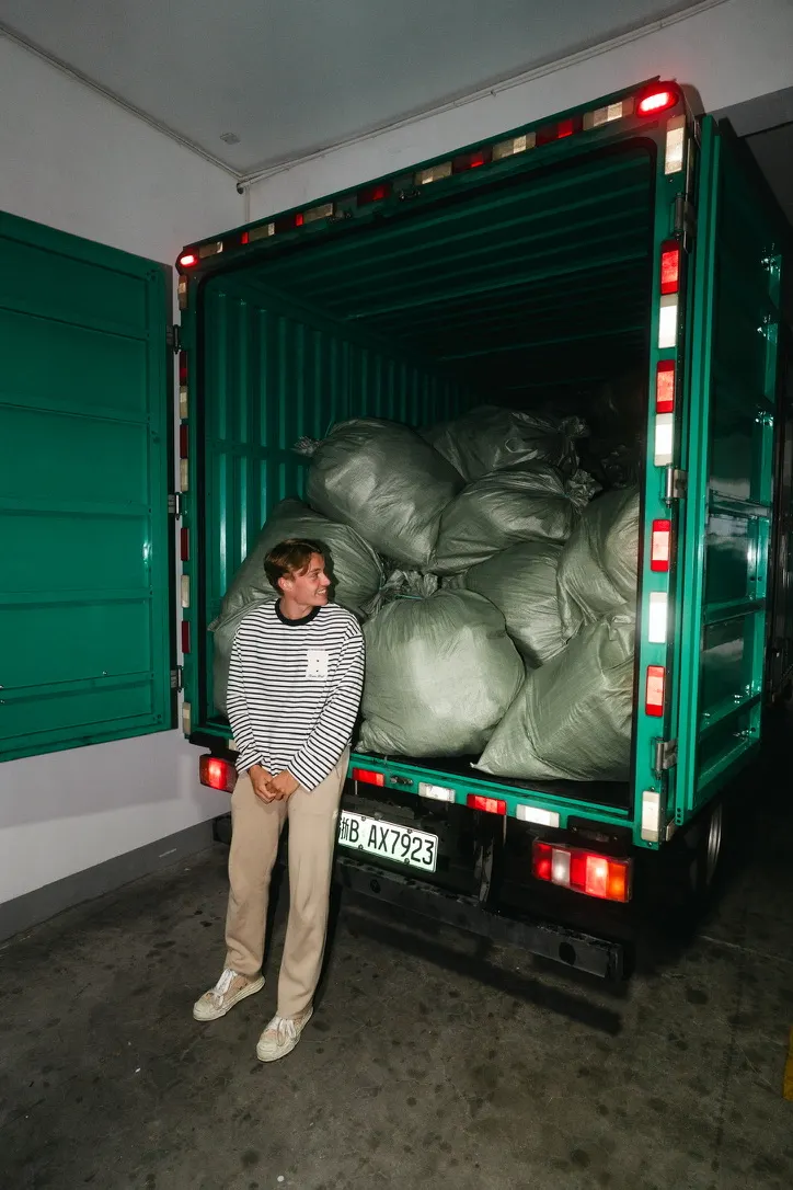 Bram Konings bij een vrachtwagen vol voorraad.