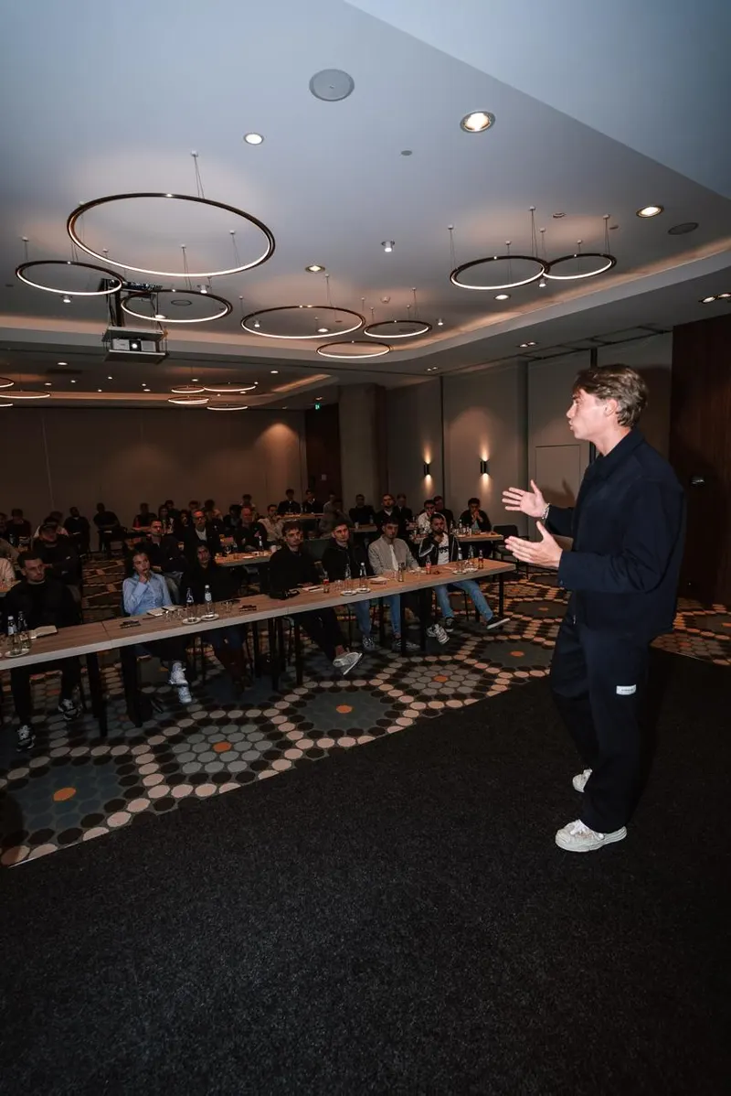Bram Konings spreekt tijdens een fysieke mastermind.